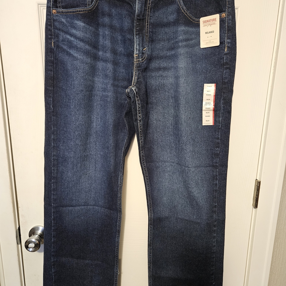Signature by Levi Strauss Men's Relaxed Fit Jeans in Deep Blue